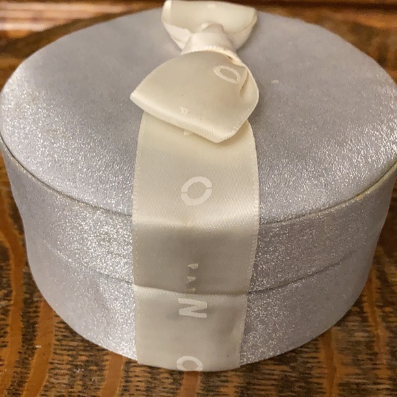 Caron compact mirror with dust bag & original fancy round box. 20+ years old. - Picture 5 of 6